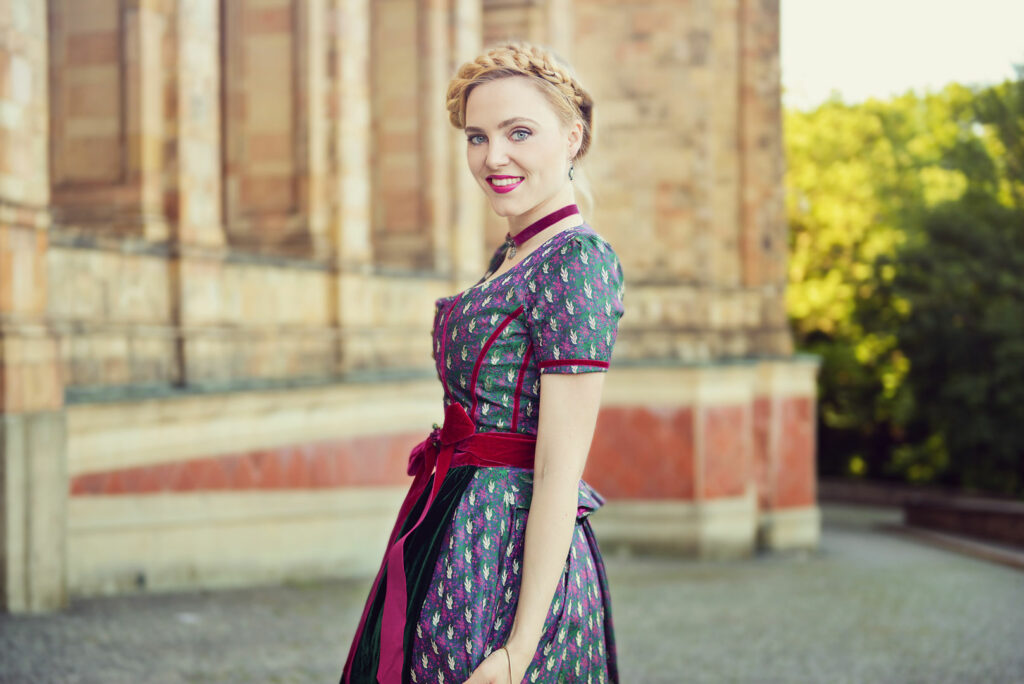 Dieses Bild hat ein leeres Alt-Attribut. Der Dateiname ist Alina_Spiegel_Dirndl_Flechtfrisur-1024x684.jpg