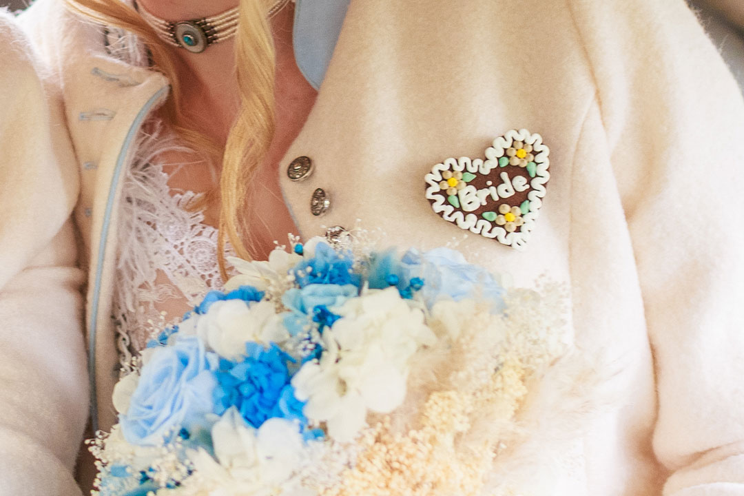 Original Münchner Filzherz "Bride" - weißer Rand, beige Blumen – Bild 5