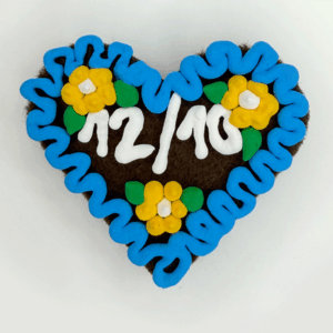 Original Münchner Wiesn-Filzherz "12 von 10" - himmelblauer Rand, gelbe Blumen