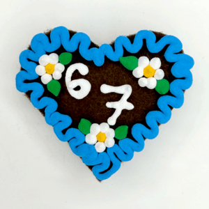 Original Münchner Wiesn-Filzherz "6 7" - himmelblauer Rand, weiße Blumen
