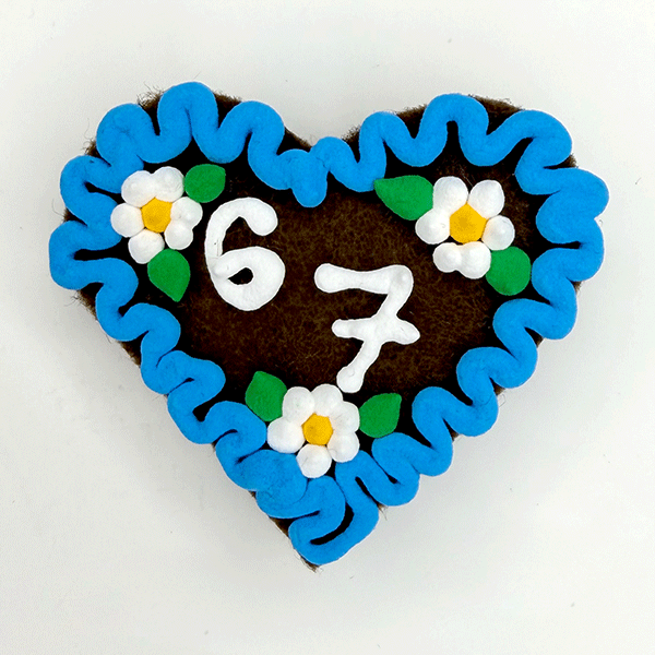 Original Münchner Wiesn-Filzherz "6 7" - himmelblauer Rand, weiße Blumen