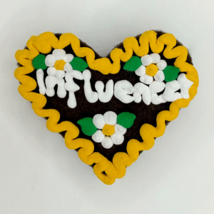 Original Münchner Wiesn-Filzherz "Influencer" - gelber Rand, weiße Blumen