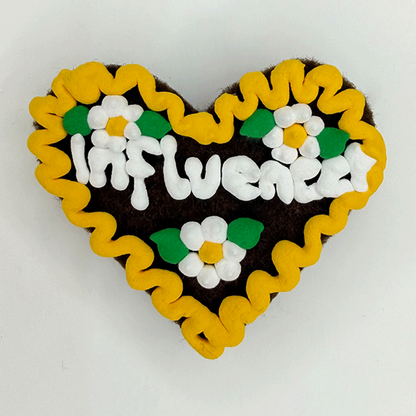 Original Münchner Wiesn-Filzherz "Influencer" - gelber Rand, weiße Blumen