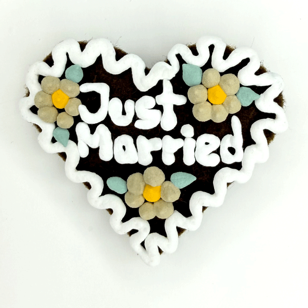 Original Münchner Wiesn-Filzherz "Just Married" - weißer Rand, beige Blumen