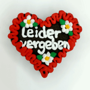 Original Münchner Wiesn-Filzherz "Leider vergeben" - erdbeerroter Rand, weiße Blumen