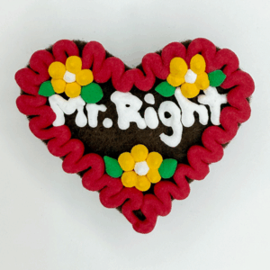 Original Münchner Wiesn-Filzherz "Mr. Right" - rubinroter Rand, gelbe Blumen