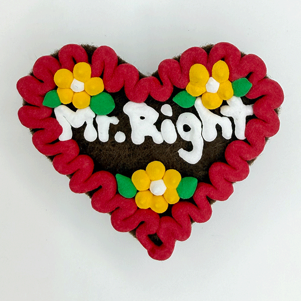 Original Münchner Wiesn-Filzherz "Mr. Right" - rubinroter Rand, gelbe Blumen