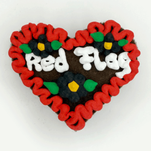 Original Münchner Wiesn-Filzherz "Red Flag" - erdbeerroter Rand, schwarze Blumen