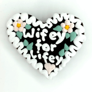 Original Münchner Wiesn-Filzherz "Wifey for Lifey" - weißer Rand, hellrosa Blumen
